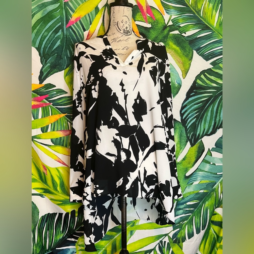 NWT $99 Chico’s 2/L Floral Impressions Asymmetrical Black White Work Office Top